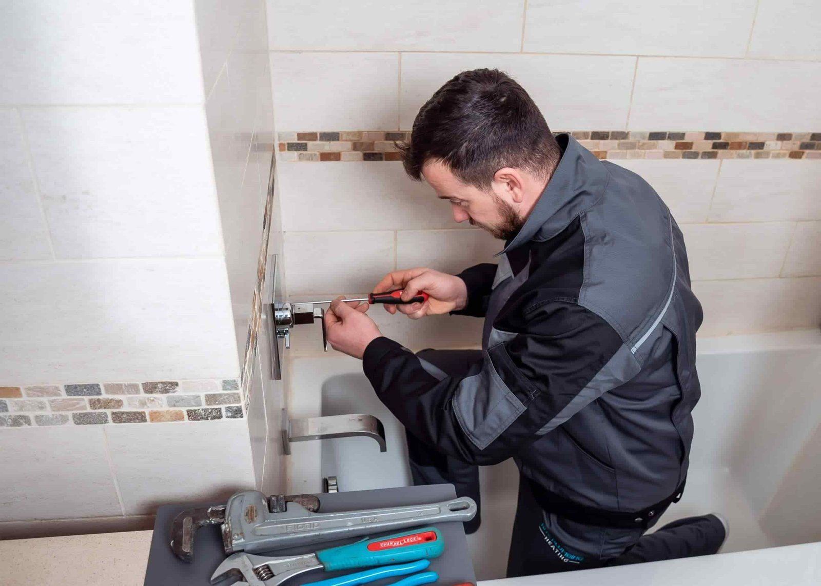 Loodgieter Kuipers verricht reparatie in de badkamer