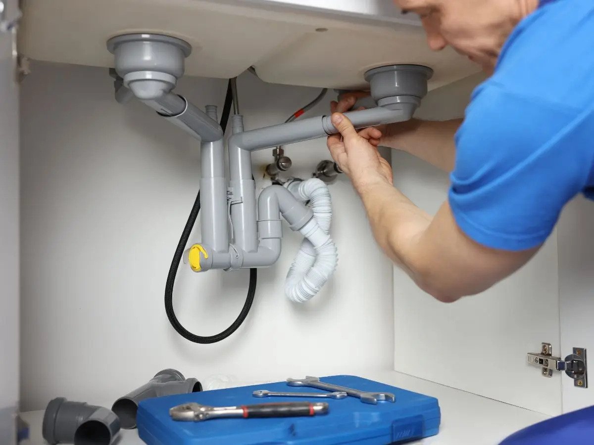 Lekkende PVC leidingen worden gerepareerd